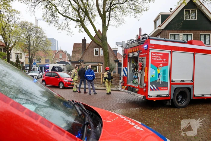 Brandweer blust brand op dak van woning