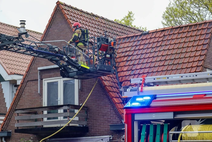Brandweer blust brand op dak van woning