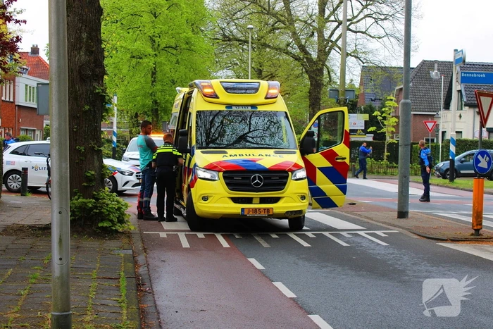 Fietser gewond en barst in ruit na botsing