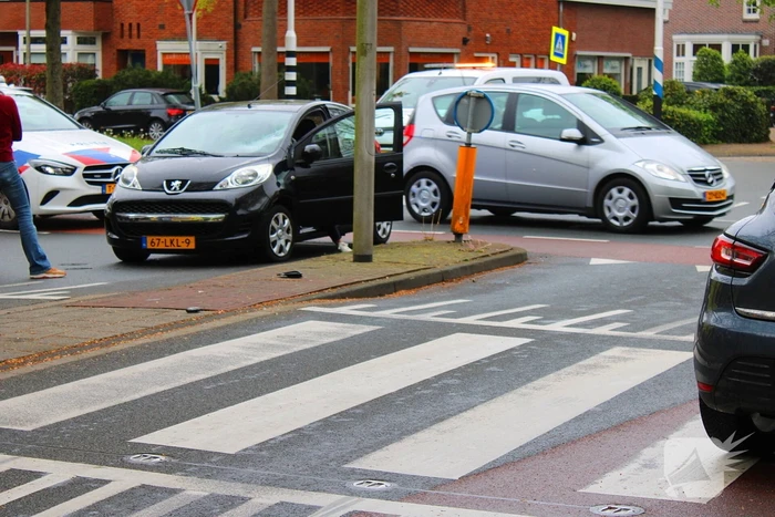 Fietser gewond en barst in ruit na botsing