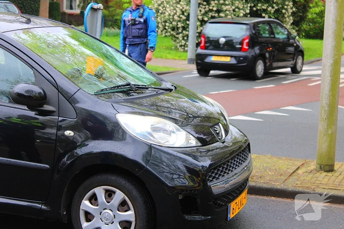 Fietser gewond en barst in ruit na botsing