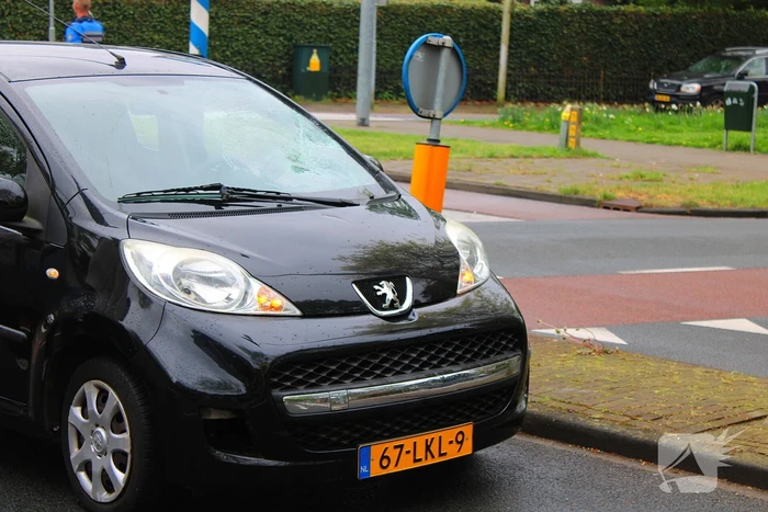 Fietser gewond en barst in ruit na botsing