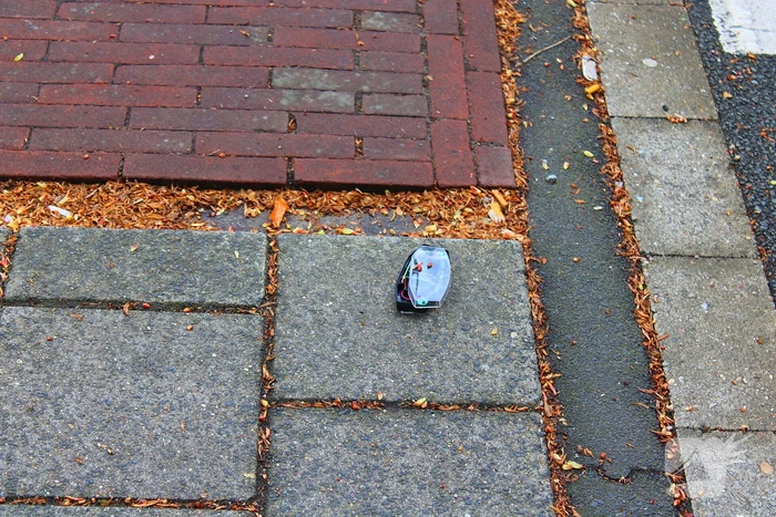 Fietser gewond en barst in ruit na botsing
