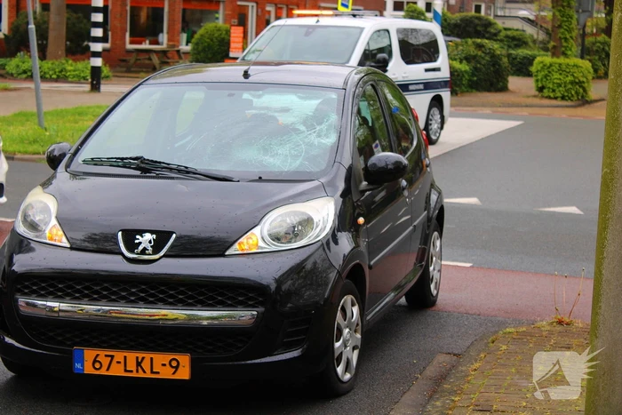 Fietser gewond en barst in ruit na botsing