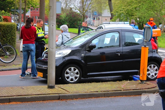 Fietser gewond en barst in ruit na botsing