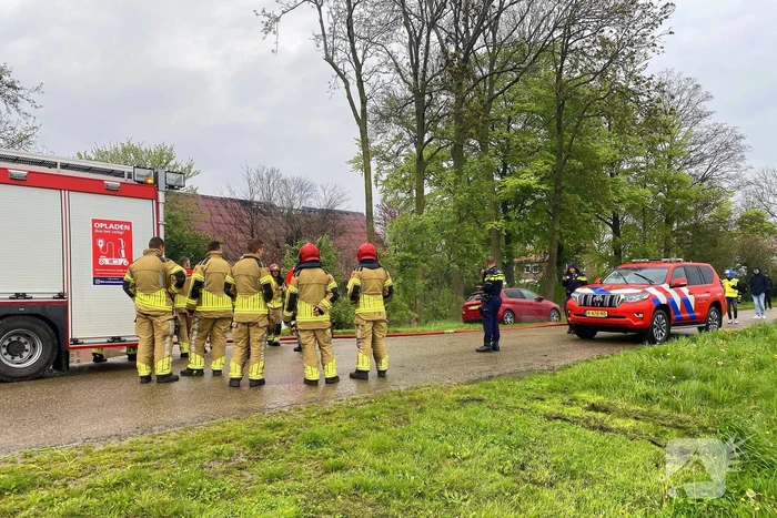 Tractor veroorzaakt brand in loods, brandweer groots opgeroepen