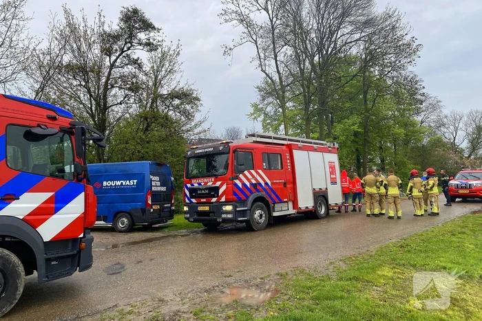 Tractor veroorzaakt brand in loods, brandweer groots opgeroepen