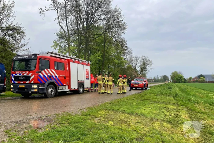 Tractor veroorzaakt brand in loods, brandweer groots opgeroepen