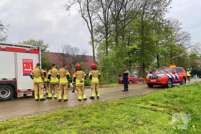 Tractor veroorzaakt brand in loods, brandweer groots opgeroepen