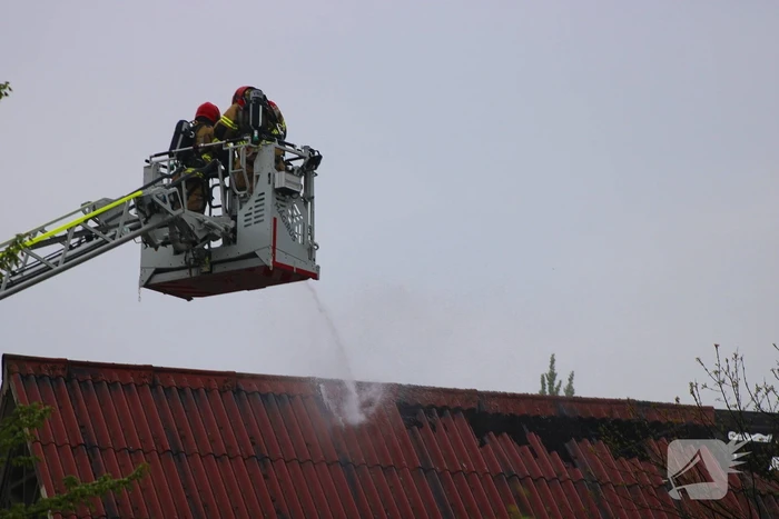 Tractor veroorzaakt brand in loods, brandweer groots opgeroepen