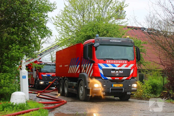 Tractor veroorzaakt brand in loods, brandweer groots opgeroepen
