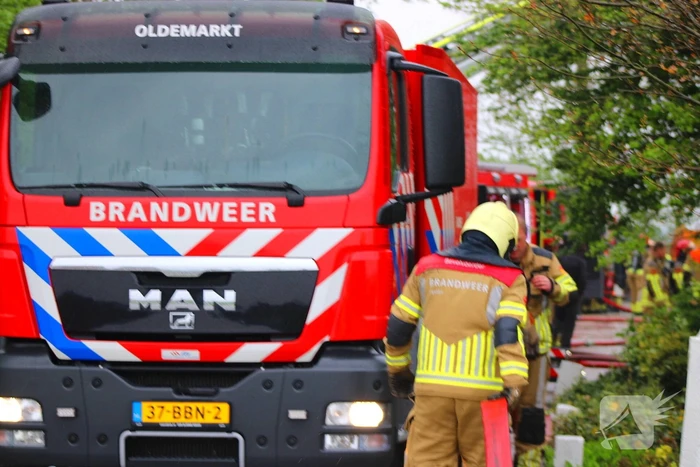 Tractor veroorzaakt brand in loods, brandweer groots opgeroepen