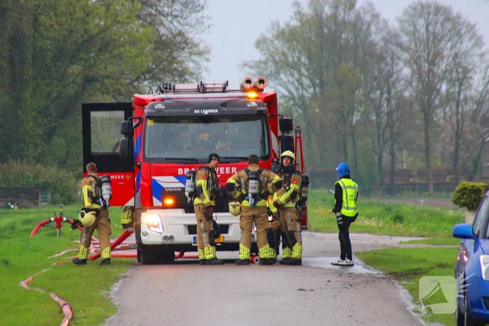 Tractor veroorzaakt brand in loods, brandweer groots opgeroepen