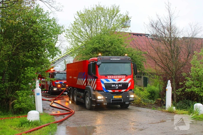 Tractor veroorzaakt brand in loods, brandweer groots opgeroepen