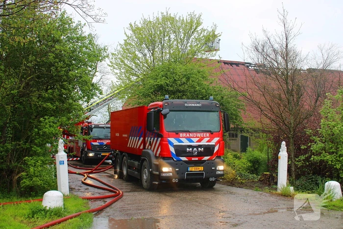 Tractor veroorzaakt brand in loods, brandweer groots opgeroepen