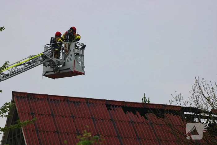 Tractor veroorzaakt brand in loods, brandweer groots opgeroepen