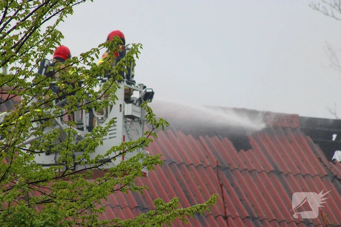 Tractor veroorzaakt brand in loods, brandweer groots opgeroepen