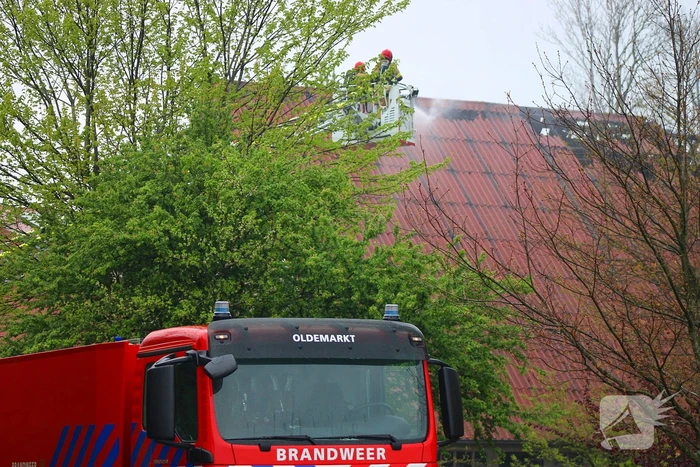 Tractor veroorzaakt brand in loods, brandweer groots opgeroepen