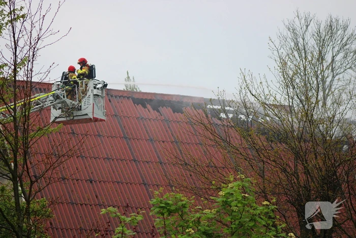 Tractor veroorzaakt brand in loods, brandweer groots opgeroepen
