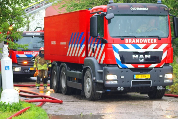 Tractor veroorzaakt brand in loods, brandweer groots opgeroepen