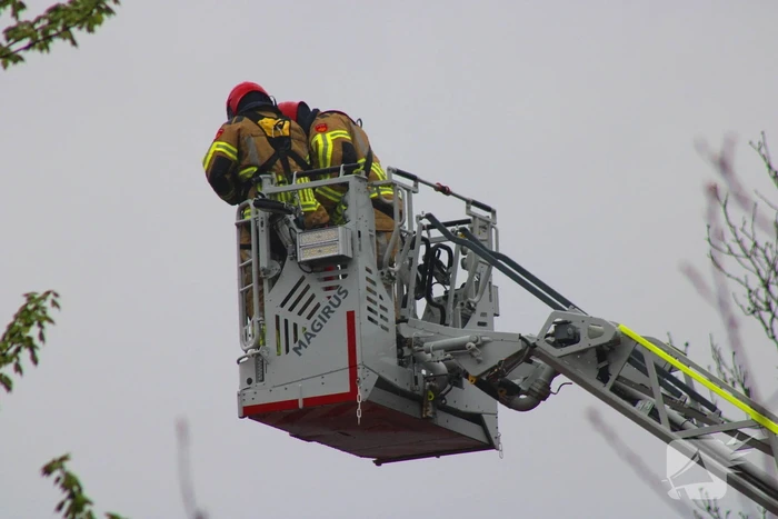 Tractor veroorzaakt brand in loods, brandweer groots opgeroepen