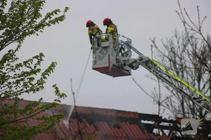 Tractor veroorzaakt brand in loods, brandweer groots opgeroepen