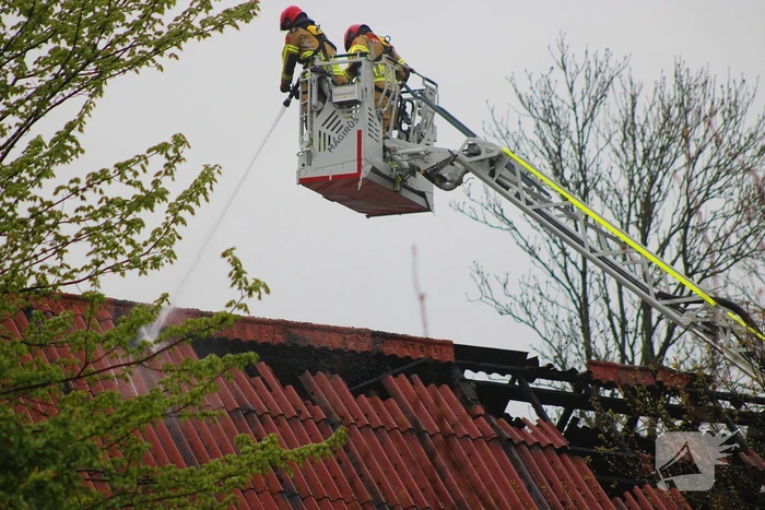 Tractor veroorzaakt brand in loods, brandweer groots opgeroepen