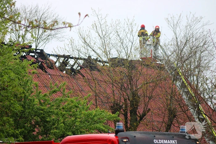 Tractor veroorzaakt brand in loods, brandweer groots opgeroepen