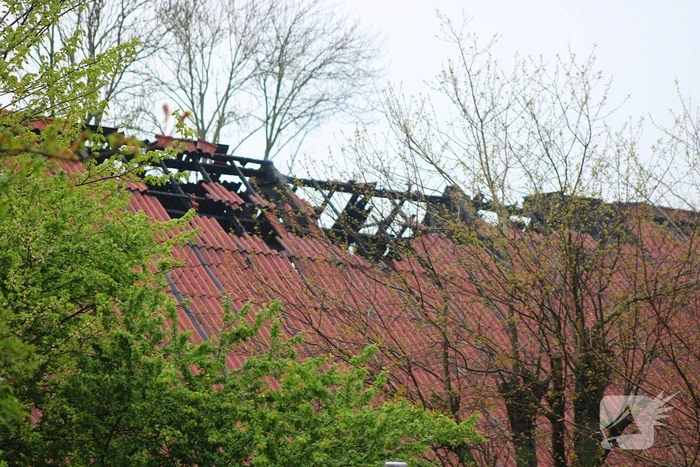 Tractor veroorzaakt brand in loods, brandweer groots opgeroepen