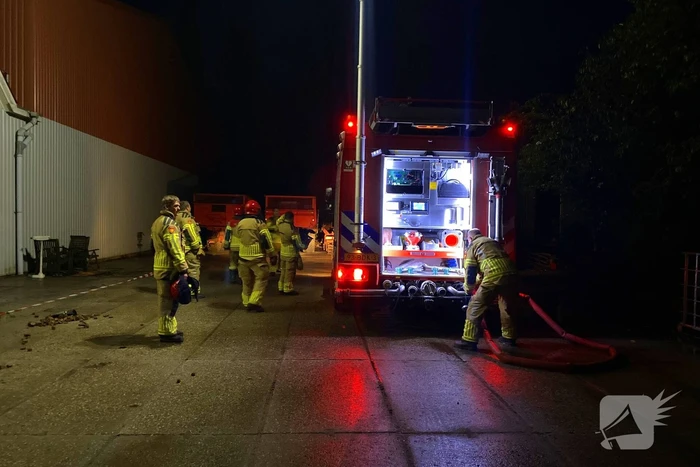 Tractor veroorzaakt brand in loods, brandweer groots opgeroepen