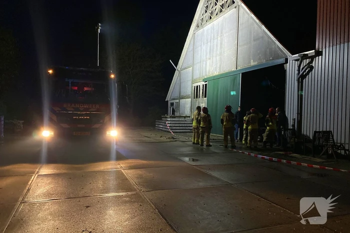 Tractor veroorzaakt brand in loods, brandweer groots opgeroepen