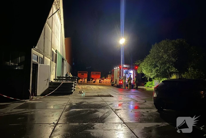 Tractor veroorzaakt brand in loods, brandweer groots opgeroepen