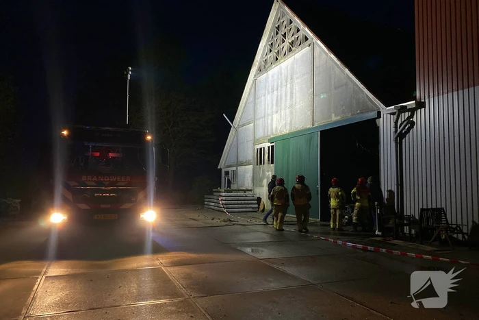 Tractor veroorzaakt brand in loods, brandweer groots opgeroepen