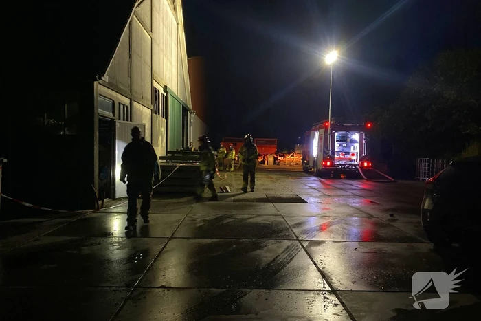 Tractor veroorzaakt brand in loods, brandweer groots opgeroepen
