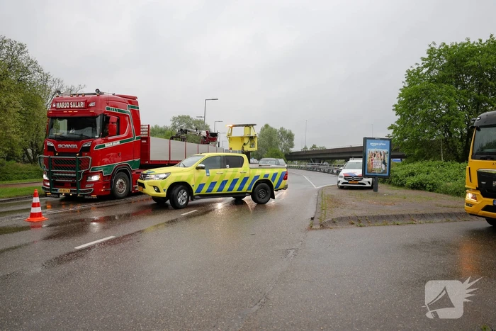Aanrijding tussen vier auto's op rotonde