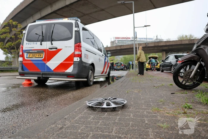 Aanrijding tussen vier auto's op rotonde