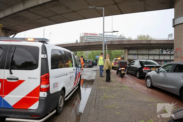 Aanrijding tussen vier auto's op rotonde