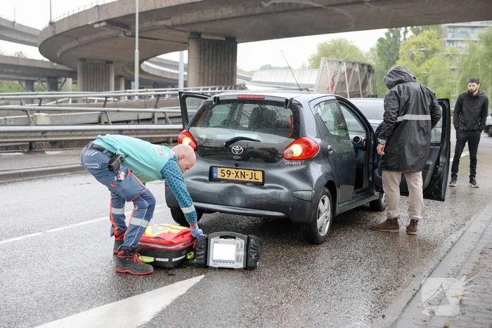 Aanrijding tussen vier auto's op rotonde