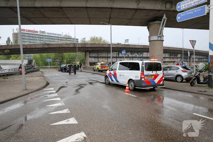 Aanrijding tussen vier auto's op rotonde