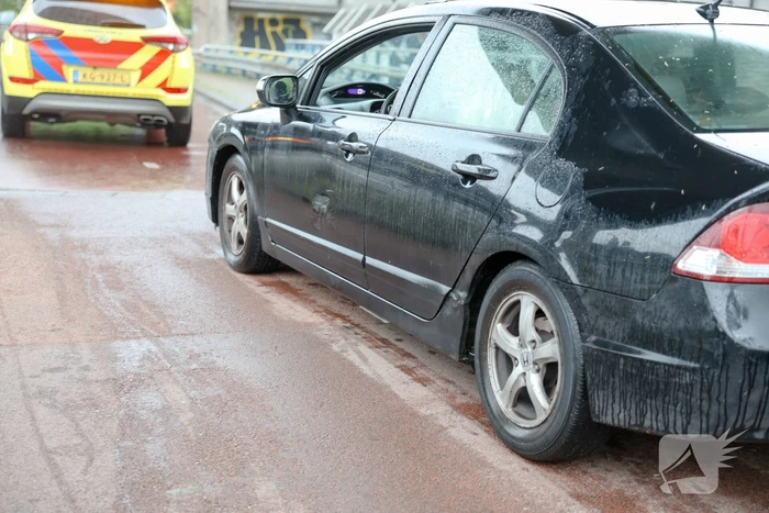 Aanrijding tussen vier auto's op rotonde