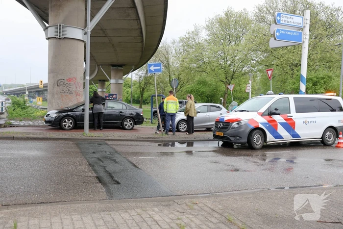 Aanrijding tussen vier auto's op rotonde