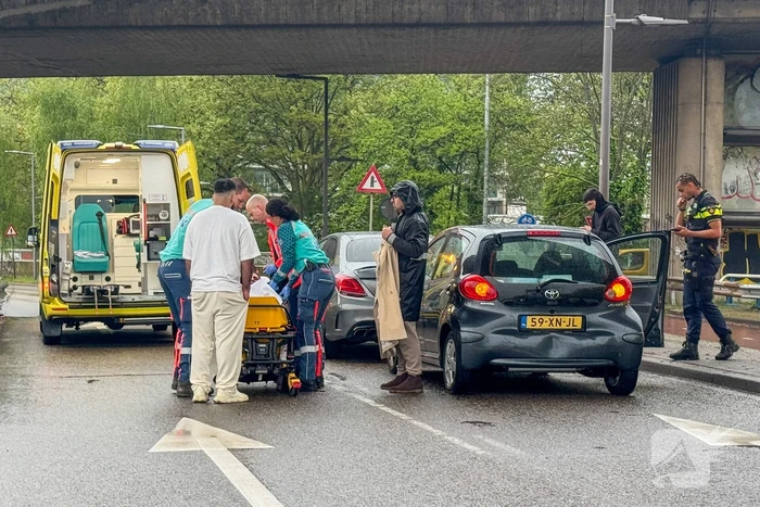 Aanrijding tussen vier auto's op rotonde