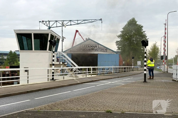 Brand in loods van voormalige scheepswerf