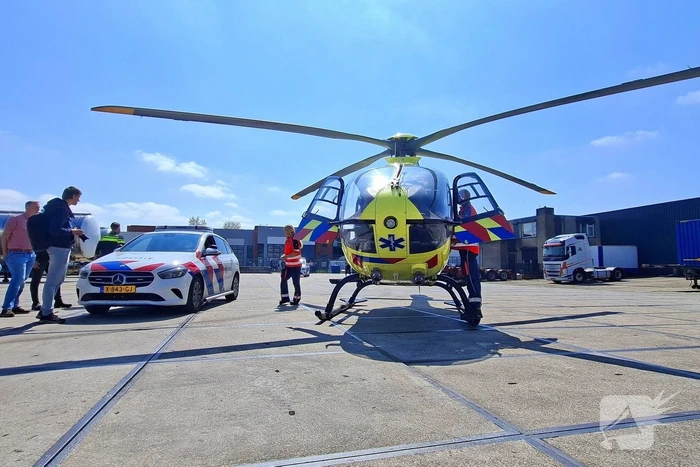 Traumahelikopter landt voor medische noodsituatie