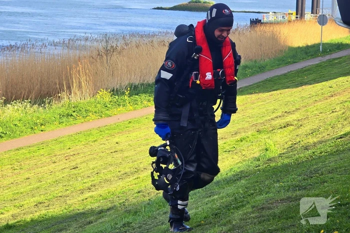 Hulpdiensten op zoek naar slachtoffer
