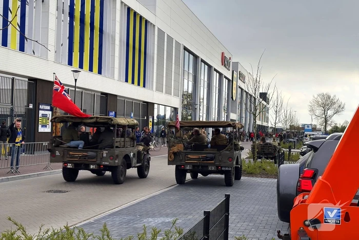 Spelersbus FC Cambuur begeleidt door historische voertuigen