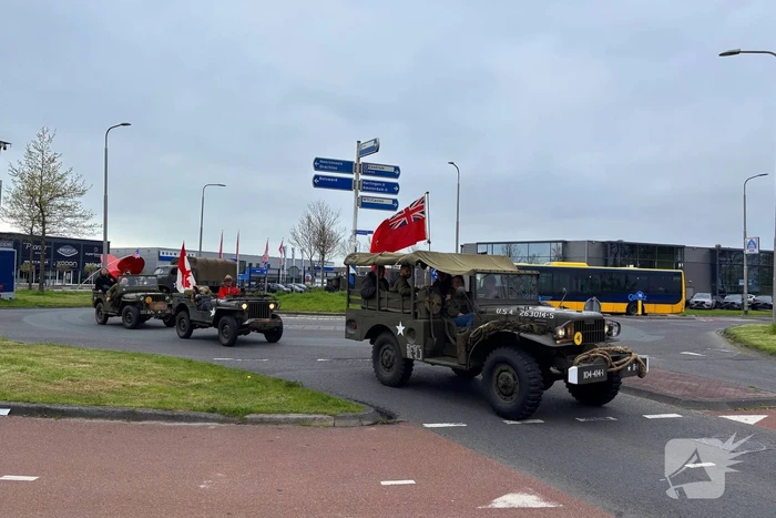 Spelersbus FC Cambuur begeleidt door historische voertuigen