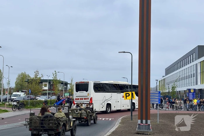 Spelersbus FC Cambuur begeleidt door historische voertuigen