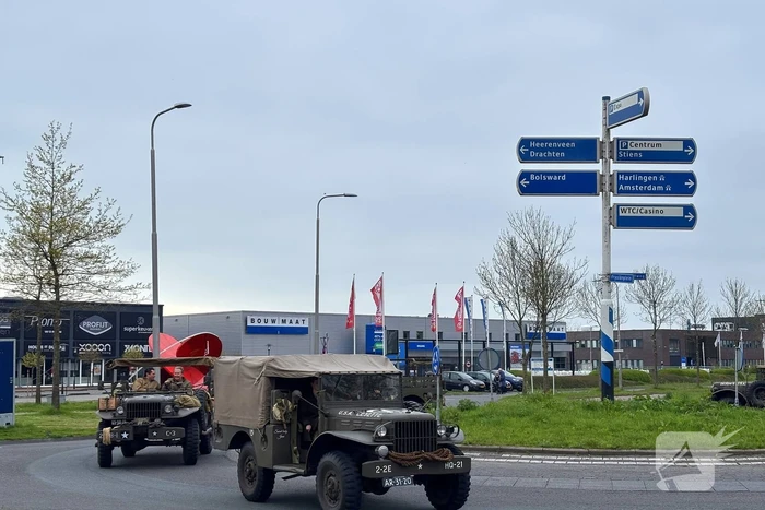 Spelersbus FC Cambuur begeleidt door historische voertuigen