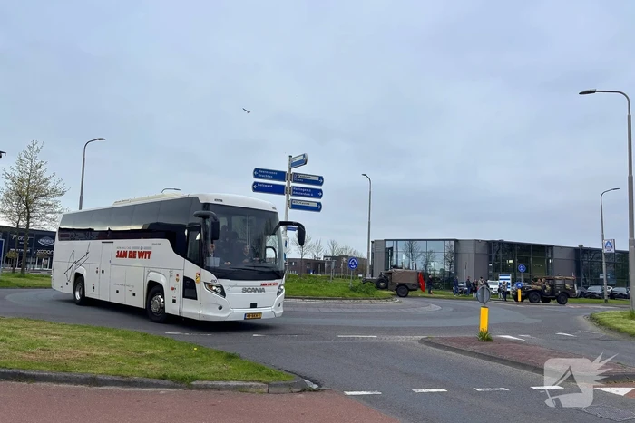Spelersbus FC Cambuur begeleidt door historische voertuigen